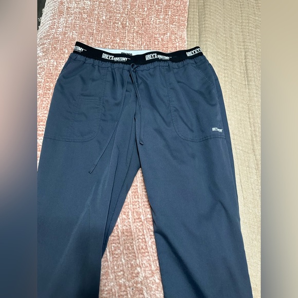 Greys anatomy scrub medium top AND joggers. - Picture 6 of 9